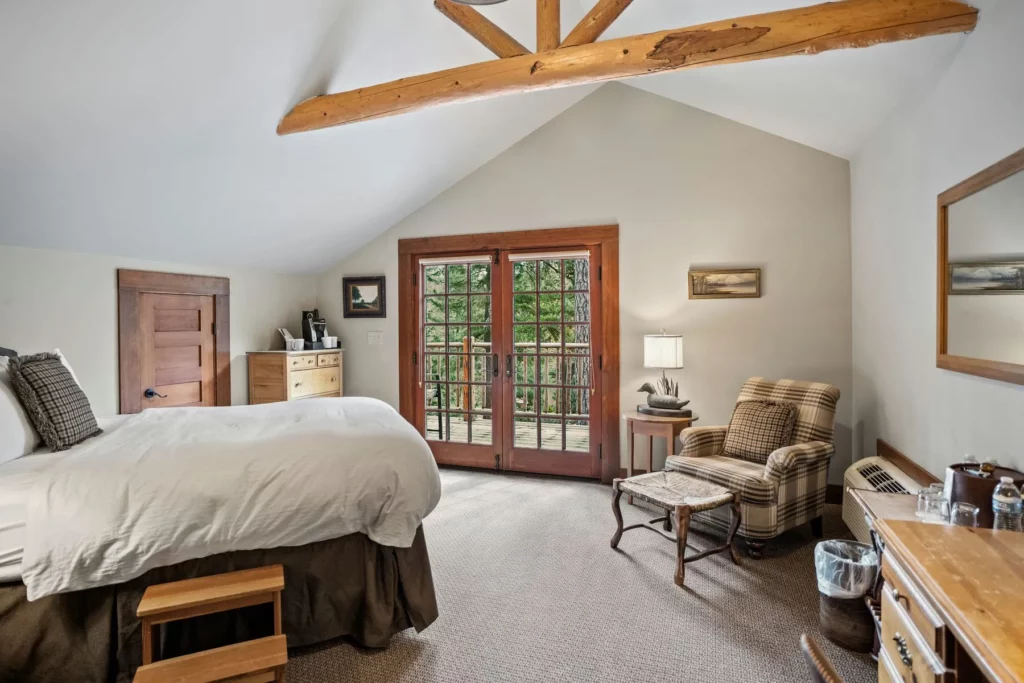 Weasku Inn Lodge Room with Balcony JRQN 3 | Weasku Inn Historic Lodge | Grants Pass, OR