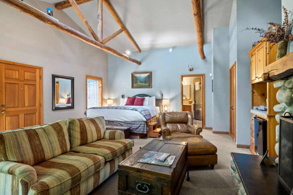 King Spa Suite River Cabin | Weasku Inn | Grants Pass, Oregon