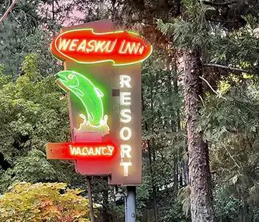 Neon Sign banner mobile | Weasku Inn Historic Lodge | Grants Pass, OR