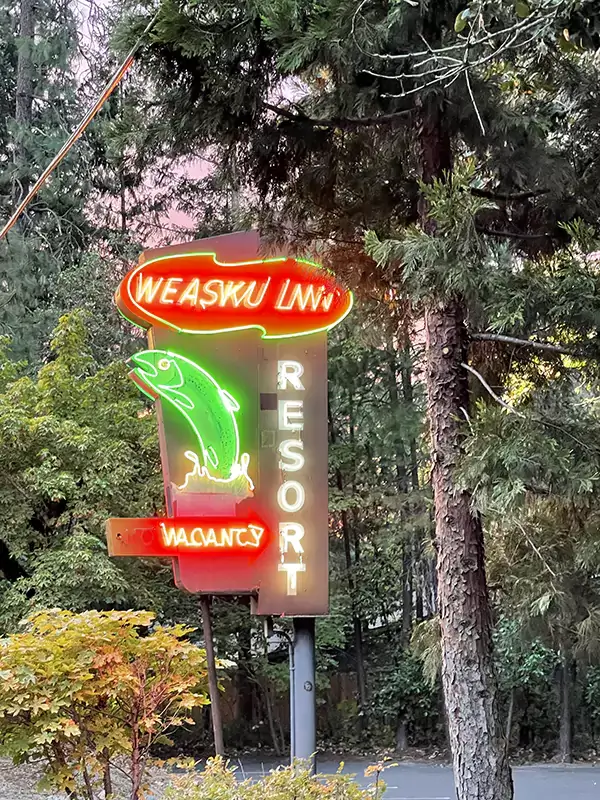 Neon Sign banner | Weasku Inn Historic Lodge | Grants Pass, OR